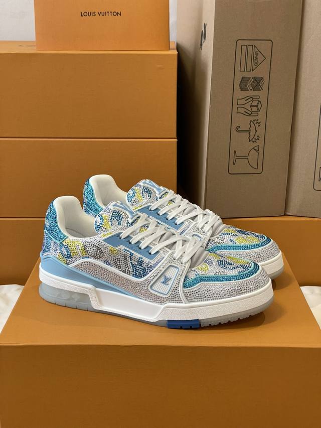 顶级版本 情侣款 本款 Lv Trainer 运动鞋闪烁水晶的炫目光芒，向设计师virgil Abloh 春夏系列推出的原版设计致敬。繁复鞋面和橡胶外底宣示经典