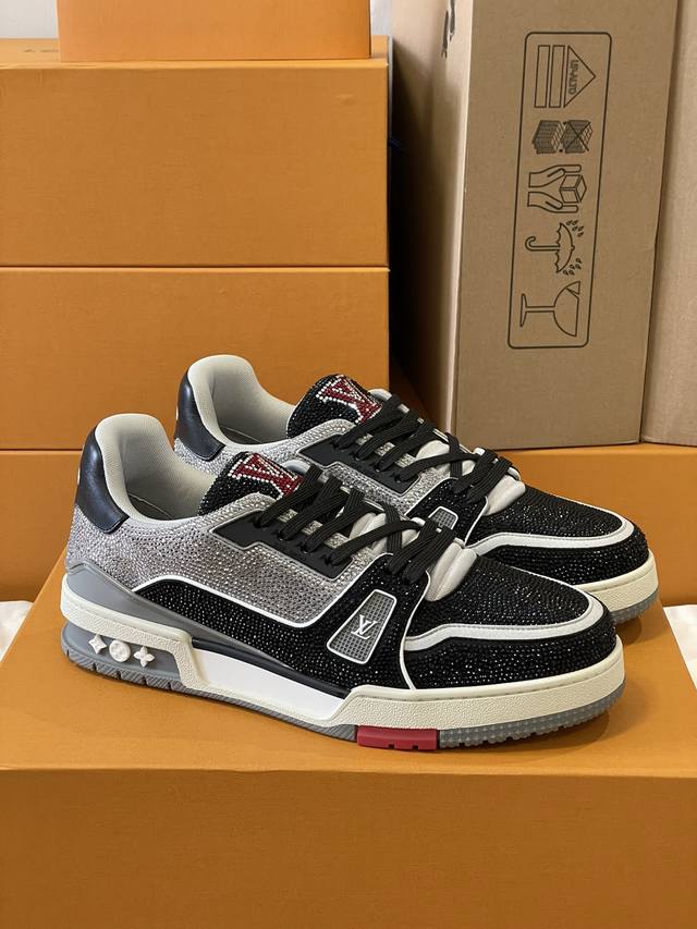 顶级版本 情侣款 本款 Lv Trainer 运动鞋闪烁水晶的炫目光芒，向设计师virgil Abloh 春夏系列推出的原版设计致敬。繁复鞋面和橡胶外底宣示经典