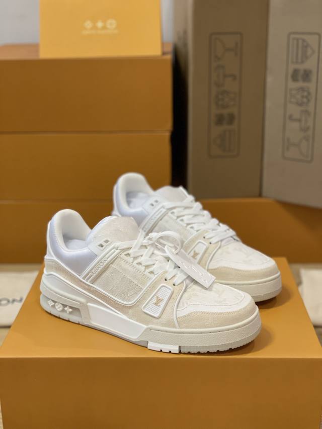 顶级版本 情侣款上线 本款 Lv Trainer 运动鞋monogram ，款号1A8Z4S,再现艺术总监 Virgil Abloh 对经典篮球鞋的灵感诠释。网