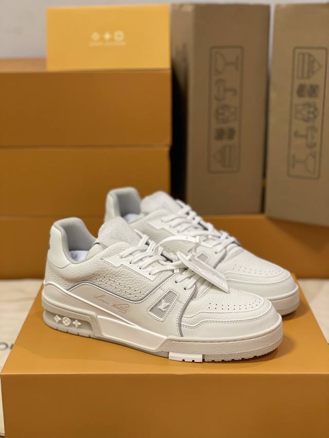 顶级版本 情侣款上线 Virgil Abloh 向篮球鞋设计汲取灵感，推出标志性 Lv Trainer 运动鞋款号fd0261，经典的花纹富含着整体的特性，此次