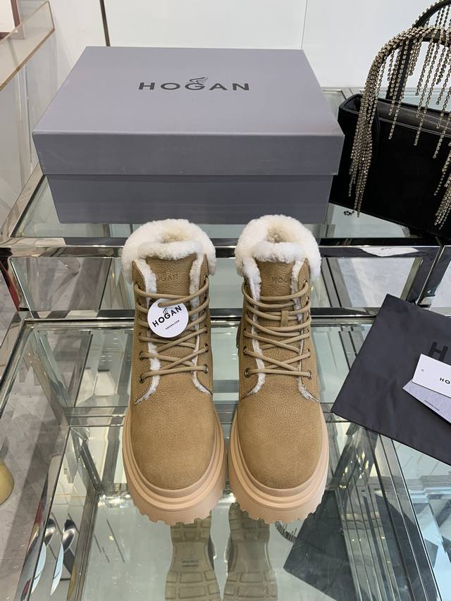 hogan 霍根 24Ss 秋冬新款 羊毛雪地靴 保暖舒适度满分，冬天出门的安全感是雪地靴给的，厚底增高显腿细，秋冬必备，个性包头设计 造型独特不撞款，翻毛设计