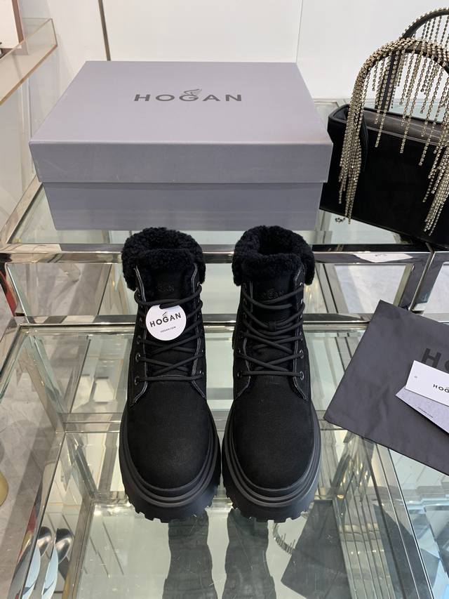 hogan 霍根 24Ss 秋冬新款 羊毛雪地靴 保暖舒适度满分，冬天出门的安全感是雪地靴给的，厚底增高显腿细，秋冬必备，个性包头设计 造型独特不撞款，翻毛设计