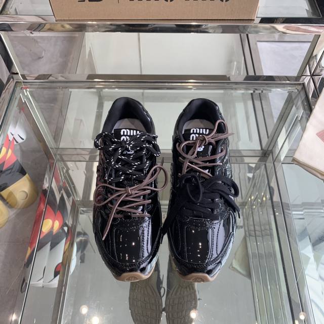 miu Miu X New Balance联名款运动鞋 2024早春发售前先近赏同样是在十月的巴黎时装周，又被眼尖的粉丝们看见了 Miu Miu X New B