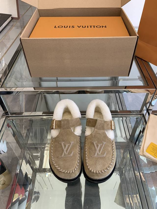 顶级版本 Lv Fw 24 New Arrival～24Ss秋冬可爱毛毛鞋，勃肯鞋型体，玛丽珍t待设计 把时髦想要的元素融为一体！ 鞋面用皮条纯手工缝制，彰显手