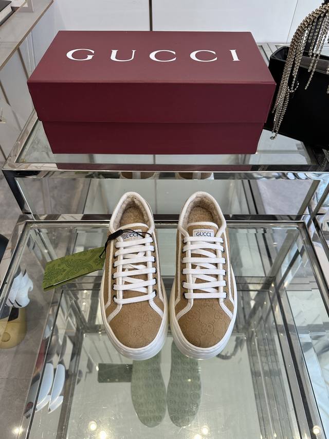 男40Gucci#Tennis 1977 经典 情侣款帆布鞋 24Ss全新升级版 市面最高版 原版开发拆版调楦，每个颜色布料都是按原版定制，全新升级大底 面料：