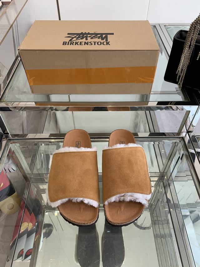 stussy X Birkenstock最新联名款情侣拖鞋 本次双方没有选择birkenstock最经典的boston鞋型 而是一双类似fear Of God联