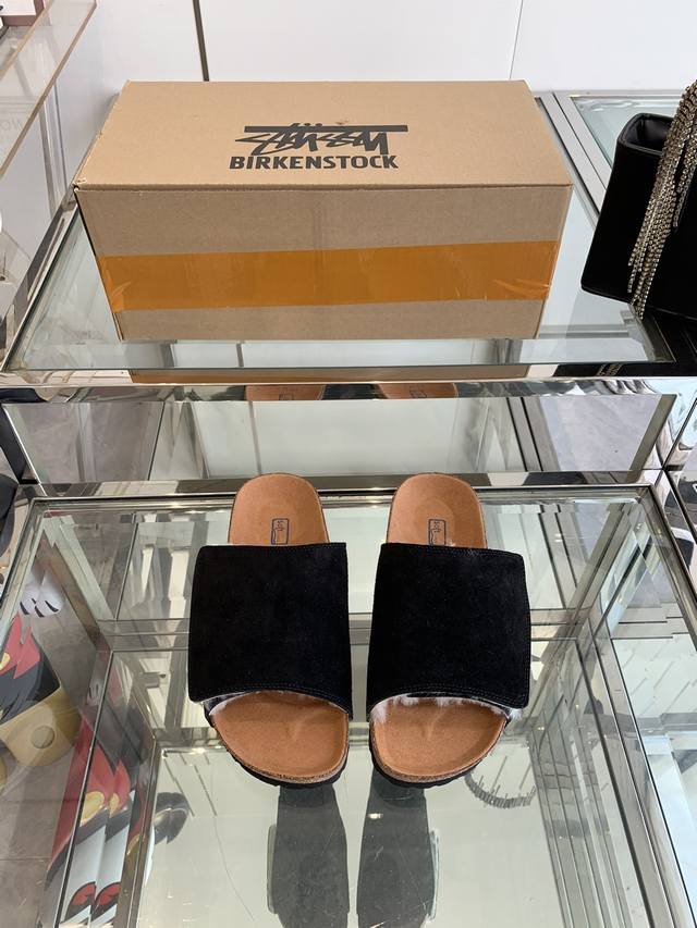 stussy X Birkenstock最新联名款情侣拖鞋 本次双方没有选择birkenstock最经典的boston鞋型 而是一双类似fear Of God联