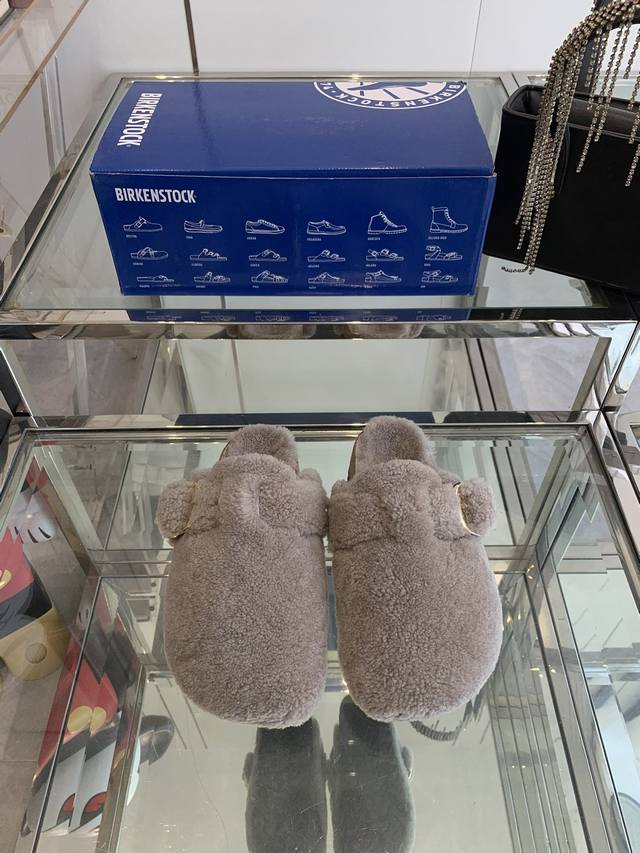 birkenstock 勃肯包头 毛毛拖鞋 万年经典勃肯强势推出，一个品牌就是一个鞋子类型，其构造鉴于人体工学设计，让脚完全解放舒适打 造的，所以其脚床的构造完