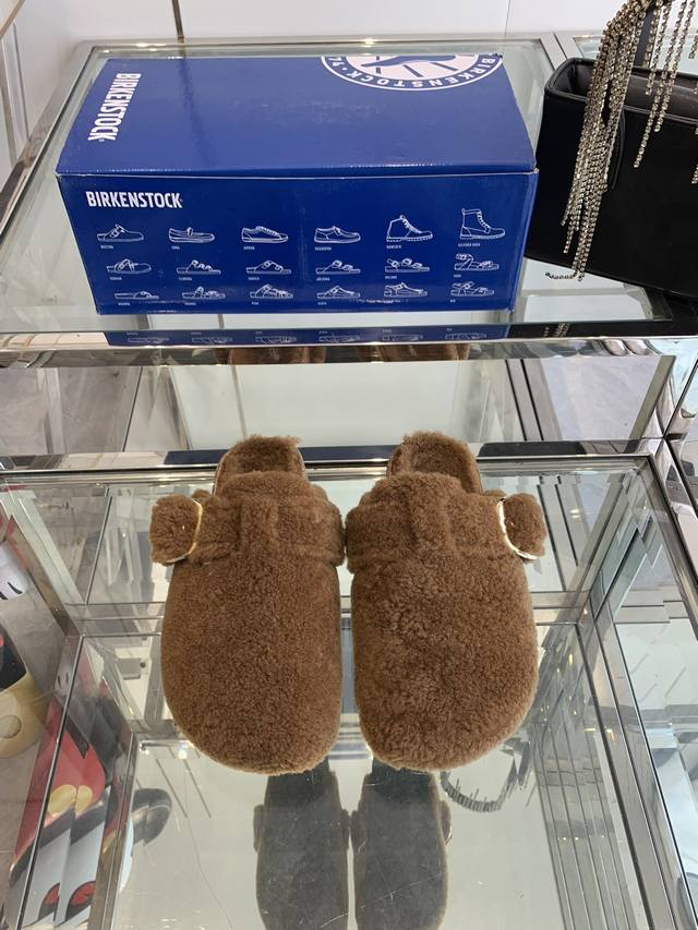 birkenstock 勃肯包头 毛毛拖鞋 万年经典勃肯强势推出，一个品牌就是一个鞋子类型，其构造鉴于人体工学设计，让脚完全解放舒适打 造的，所以其脚床的构造完