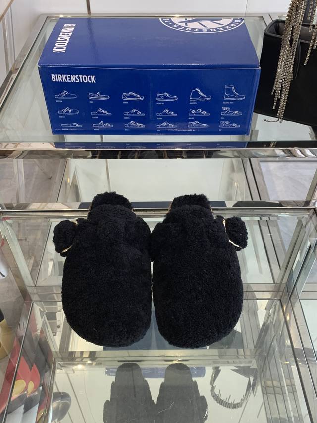 birkenstock 勃肯包头 毛毛拖鞋 万年经典勃肯强势推出，一个品牌就是一个鞋子类型，其构造鉴于人体工学设计，让脚完全解放舒适打 造的，所以其脚床的构造完