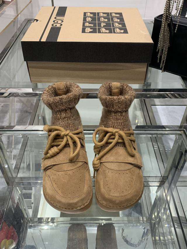 ugg 24Ss 秋冬新款 雪地靴 毛线拼接丑萌靴子给征服！！也太好看了 靴子采用方圆头的设计，不挑脚型 毛线针织与皮面拼接，独特有型 鞋面粗绳系带，调节松紧很