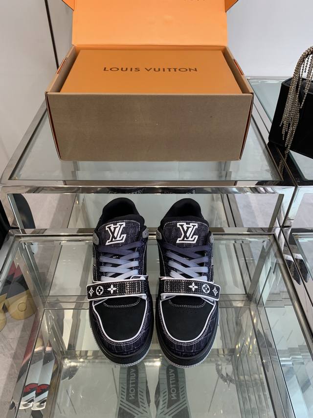 顶级版本 Louis Vuitton 24Ss 驴家的爆款trainer板鞋 运动鞋 每个人都必须入的款，绝不后悔！超级百搭高级！什么衣服都好搭。最主要是超耐看