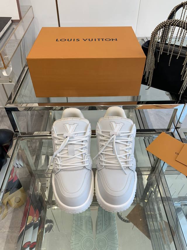 louis Vuitton 走秀款胖丁trainer 龙年限定款 面包鞋 情侣款 胖trainer打破颜色的单一变化 胖乎乎的超可爱有趣 融入了与old Sko