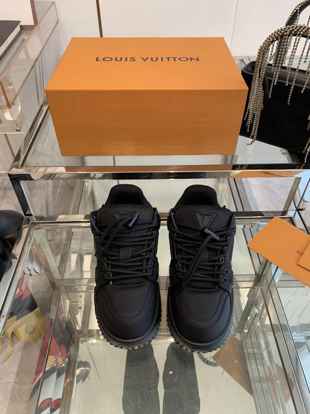 louis Vuitton 走秀款胖丁trainer 龙年限定款 面包鞋 情侣款 胖trainer打破颜色的单一变化 胖乎乎的超可爱有趣 融入了与old Sko