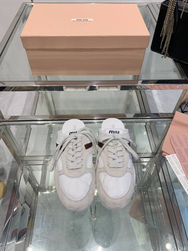 miu Miu 25Ss 春夏新款走秀miumiu 德训 休闲半拖 秀场工艺来自miu Miu系列的细节特写 新季的潮流要素一 与此刻挚爱的概念，多元对撞，传达