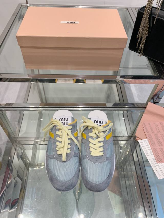 miu Miu 25Ss 春夏新款走秀miumiu 德训 休闲半拖 秀场工艺来自miu Miu系列的细节特写 新季的潮流要素一 与此刻挚爱的概念，多元对撞，传达