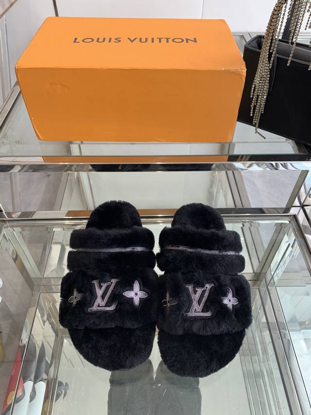 louis Vuitton 24Ss秋冬新款 情侣款平底羊毛拖鞋 超舒适的lv双带毛拖 简约随性 时髦有范， 慵懒又不乏高级感，最舒适的拖鞋没有之一 随意上脚都