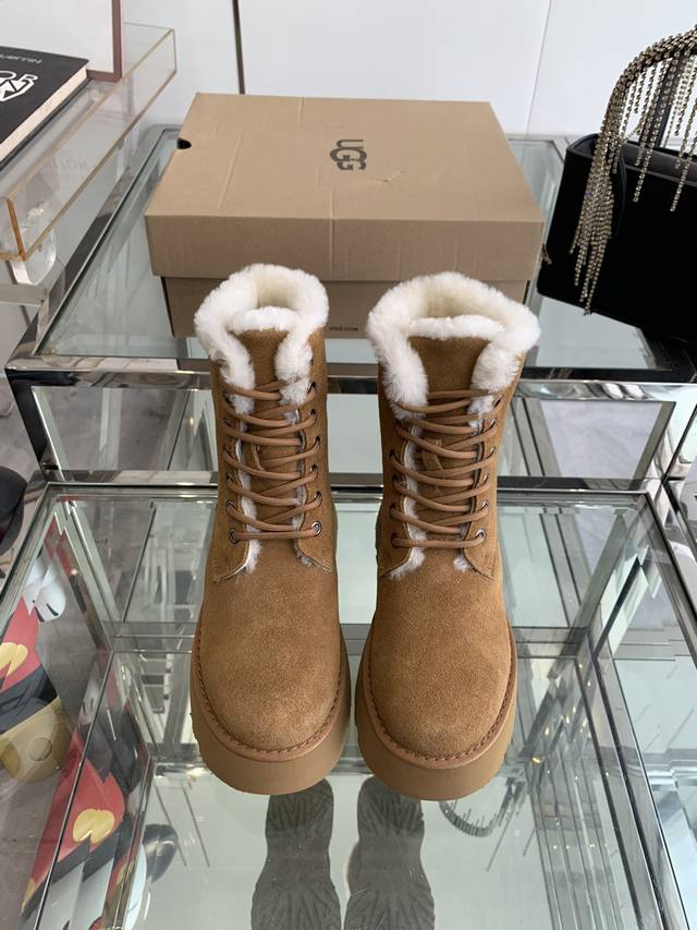 ugg 24Ss 新款雪地靴 每年秋冬必备单品，搭配系数也是百分百 炸好看 比较设计的款，随心所欲 雪地靴显腿细 百搭单品时尚感十足穿上气场爆涨 瞬间拉长腿型