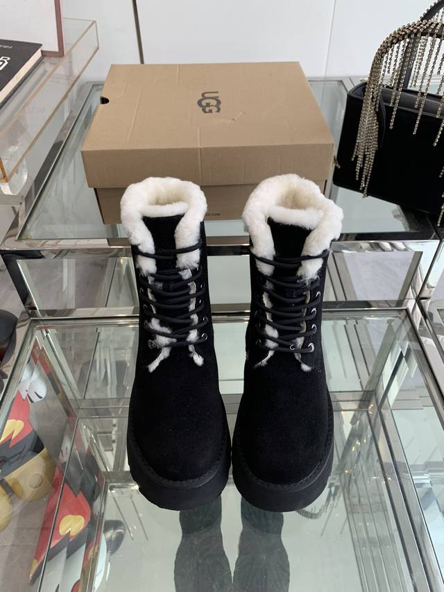 ugg 24Ss 新款雪地靴 每年秋冬必备单品，搭配系数也是百分百 炸好看 比较设计的款，随心所欲 雪地靴显腿细 百搭单品时尚感十足穿上气场爆涨 瞬间拉长腿型