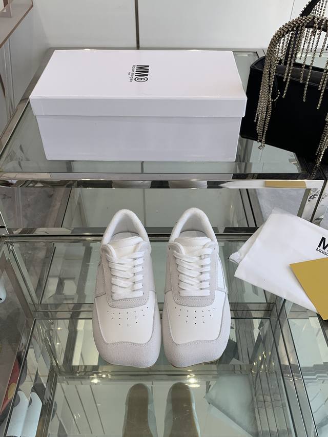 maisonmargiela Mm6 25Ss早春新款 情侣款德训鞋 休闲鞋 鬼才设计师品牌，一个轻奢品牌 上脚很百搭哦，也很随脚舒适，这一款德国训练鞋延续了经