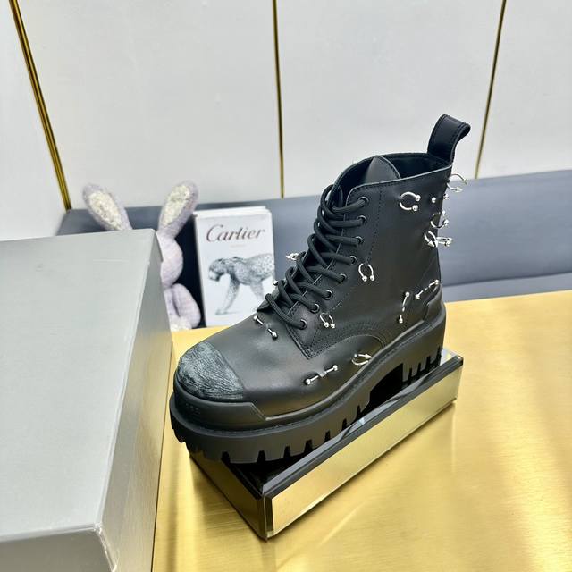 升级版大底一比一原版开模，顶级版本balenciaga巴黎世家情侣款大头马丁靴，经典开边珠黑色给整体更酷的感觉，时尚元素与经典结合、这款被无数网红、明星、时尚宠