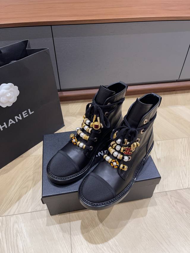 顶级版本 Chanel**24Fw新款短靴 小牛皮面羊皮里 源版五金扣件 真皮底组合 Size35 36 37 38 39 订40.41.不退换