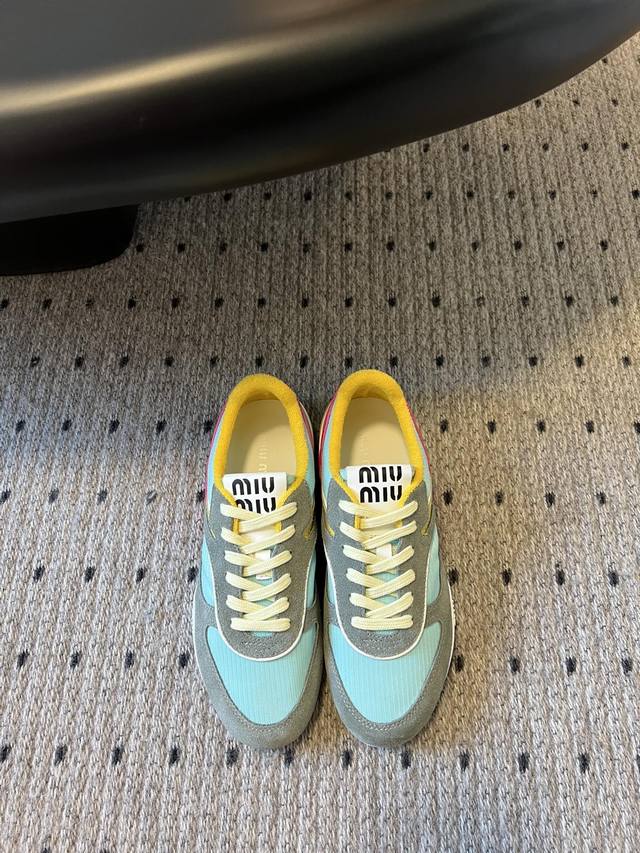 顶级版本 Miu Miu 25Ss 春夏新款走秀miumiu 德训 休闲鞋 秀场工艺来自miu Miu系列的细节特写 新季的潮流要素一 与此刻挚爱的概念，多元对