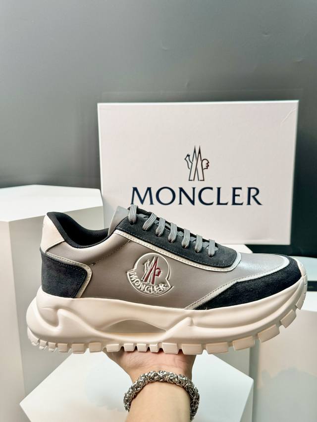 Moncler蒙口男士户外系带运动鞋，具有舒适防滑性能，专为户外跑步或都市漫步而设。兼备创新、功能性与图形细节于一体，从高山氛围汲取灵感，诠释潮流时尚。多种原版