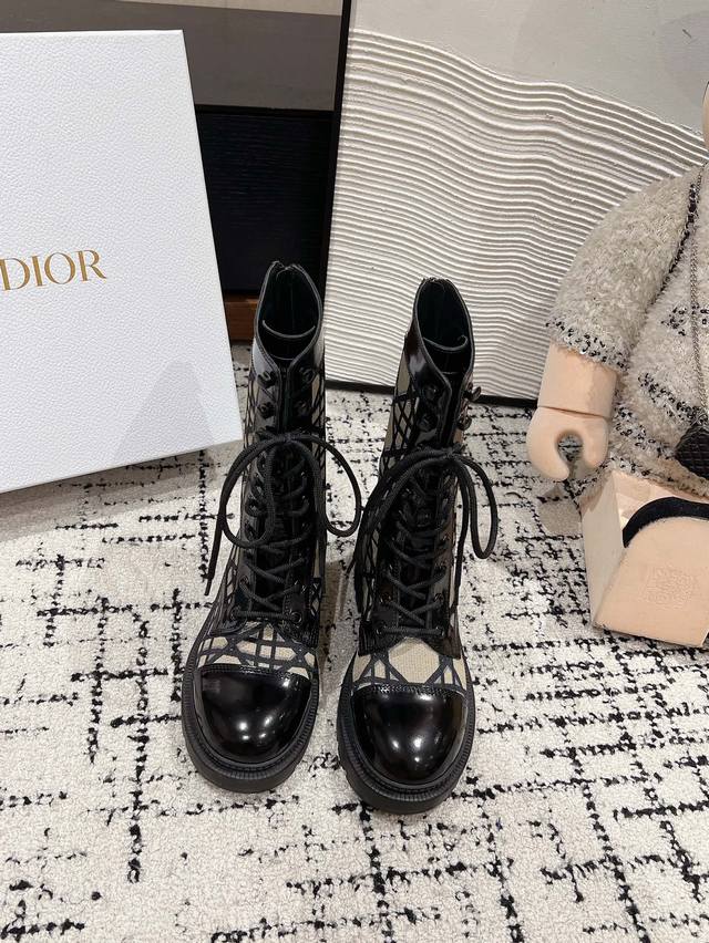 顶级品质 Dior Fw24 New Arrival～ Dior 经典马丁靴｜2024最新配色 这靴有多受青睐就无需赘述了时髦度极高 穿着搭配 颜值和舒适度兼具