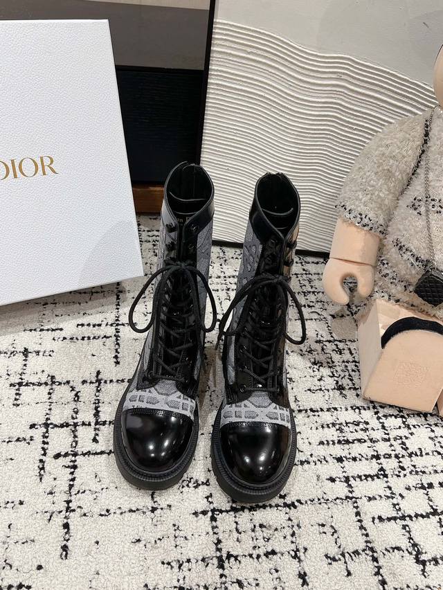 顶级品质 Dior Fw24 New Arrival～ Dior 经典马丁靴｜2024最新配色 这靴有多受青睐就无需赘述了时髦度极高 穿着搭配 颜值和舒适度兼具