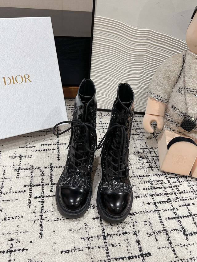 顶级品质 Dior Fw24 New Arrival～ Dior 经典马丁靴｜2024最新配色 这靴有多受青睐就无需赘述了时髦度极高 穿着搭配 颜值和舒适度兼具