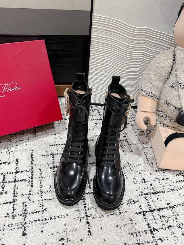 顶级品质 Roger Vivier Fw24 New Arrival～ Rv 2024秋冬系列钻扣骑士靴新品 既经典又时髦的高级单品上脚显腿长～ 开边珠牛皮+提