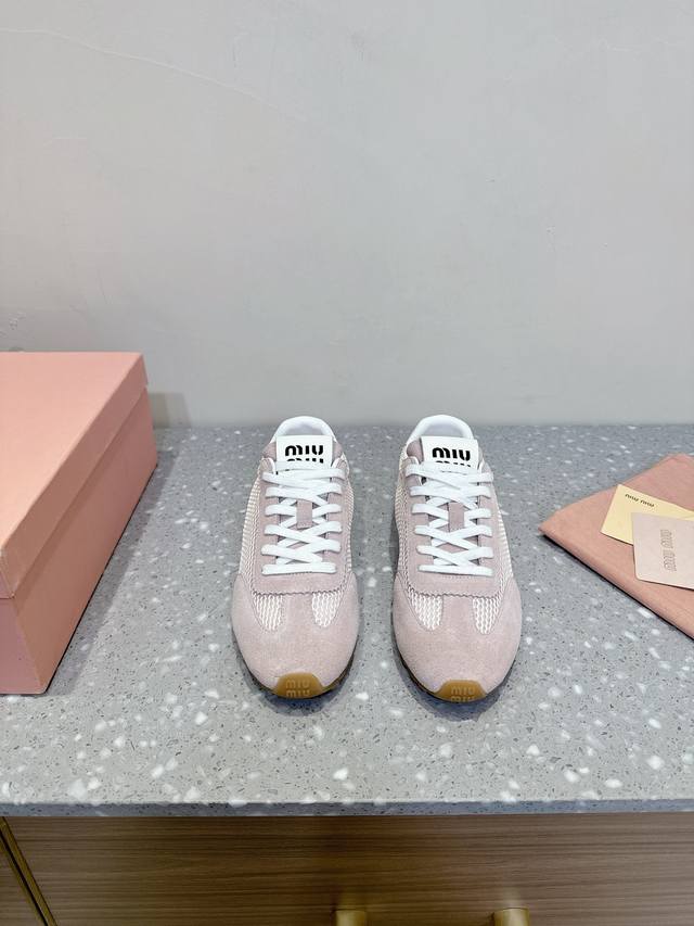 miu Miu 缪缪 新款系列秀场 德训鞋 小白鞋 这双运动鞋引起关注，Miu Miu 与 New Balance 合作系列无疑是近几年最成功的运动鞋单品，本季