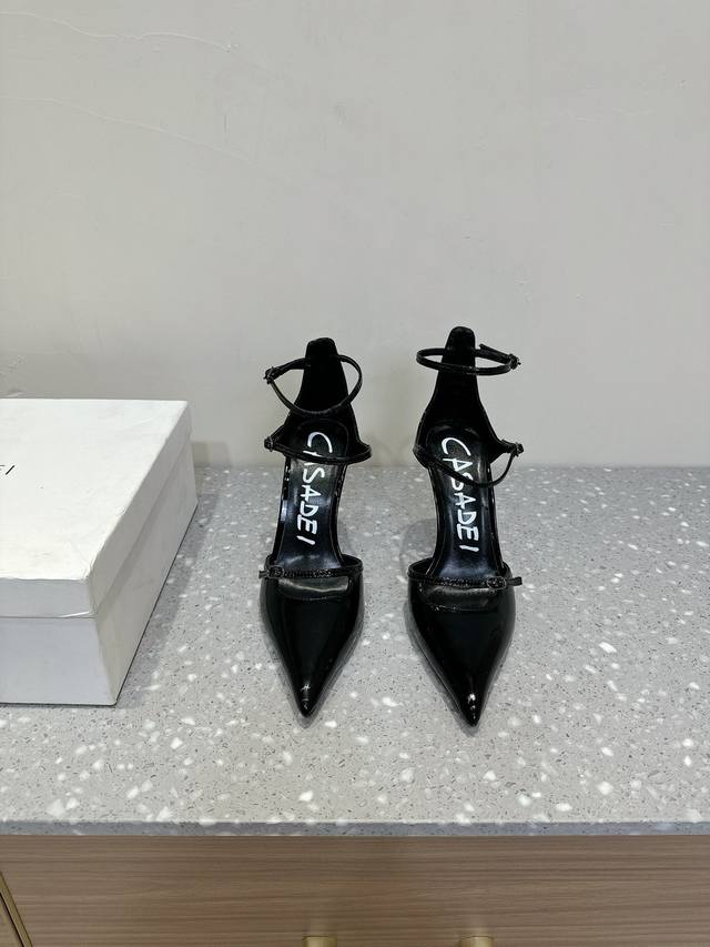 casadei 小众潮牌 25Ss 早春新品尖头 高跟鞋 亮相米兰时装周 绝美 独家品牌辨识度的原版开模五金，流畅的线条，优雅版型，人手必备. 鞋面：原版进口牛