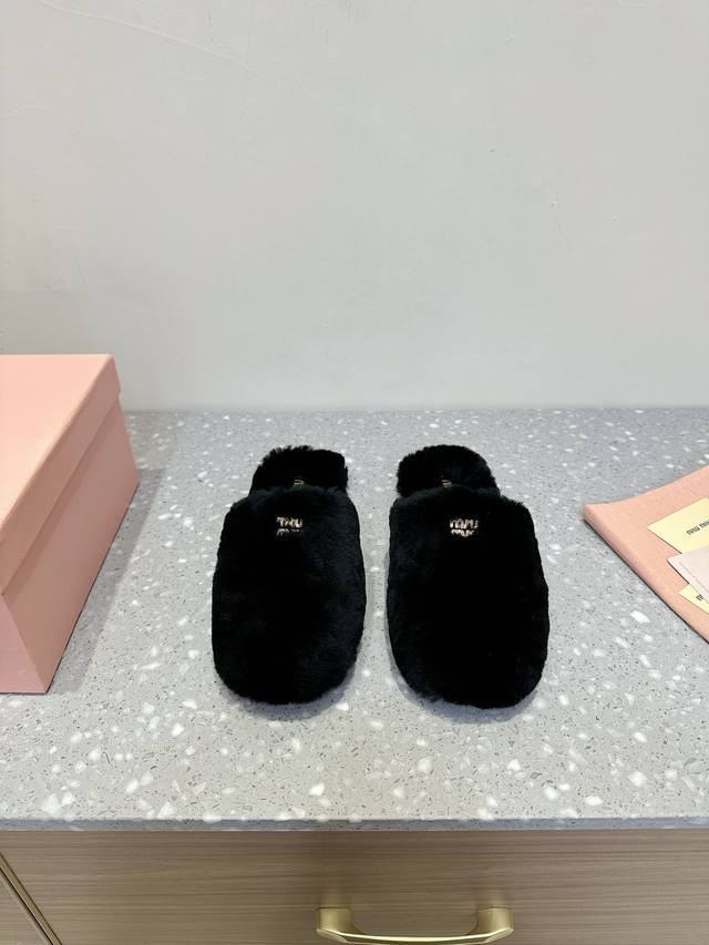 miu Miu 缪缪 24Ss秋冬新品 穆勒半托 毛拖 秋冬新宠 百搭时髦单品！ 不管居家还是外穿都是品味的象征性！ 秋冬搭配袜子 那更是太绝太绝了 鞋面：进口