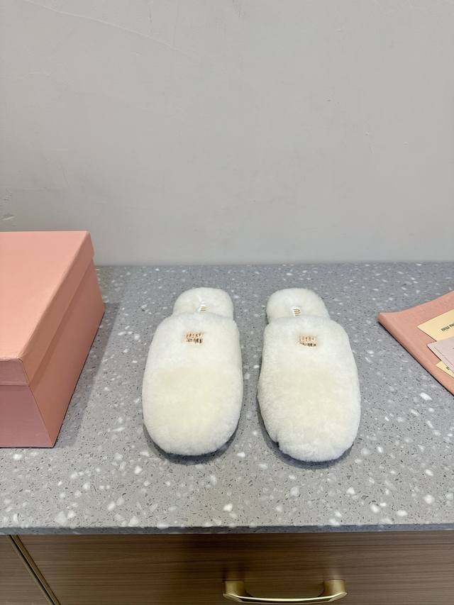 miu Miu 缪缪 24Ss秋冬新品 穆勒半托 毛拖 秋冬新宠 百搭时髦单品！ 不管居家还是外穿都是品味的象征性！ 秋冬搭配袜子 那更是太绝太绝了 鞋面：进口