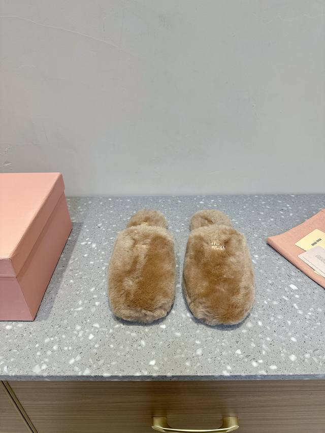 miu Miu 缪缪 24Ss秋冬新品 穆勒半托 毛拖 秋冬新宠 百搭时髦单品！ 不管居家还是外穿都是品味的象征性！ 秋冬搭配袜子 那更是太绝太绝了 鞋面：进口