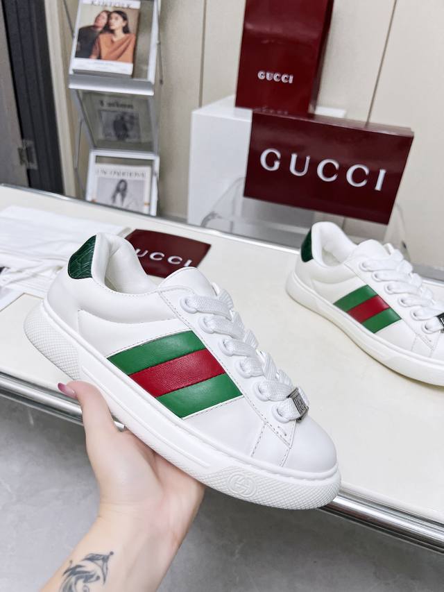 gucci4最新款顶级版本面包鞋重磅来袭。集合了经典小白鞋与古典元素，优美的线条搭配高端工艺，每一次的更新，都将引领时尚潮流。 配码：35-40 40 45