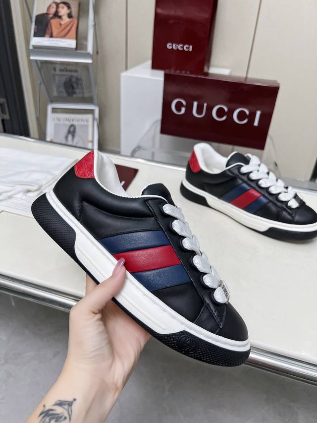 gucci4最新款顶级版本面包鞋重磅来袭。集合了经典小白鞋与古典元素，优美的线条搭配高端工艺，每一次的更新，都将引领时尚潮流。 配码：35-40 40 45