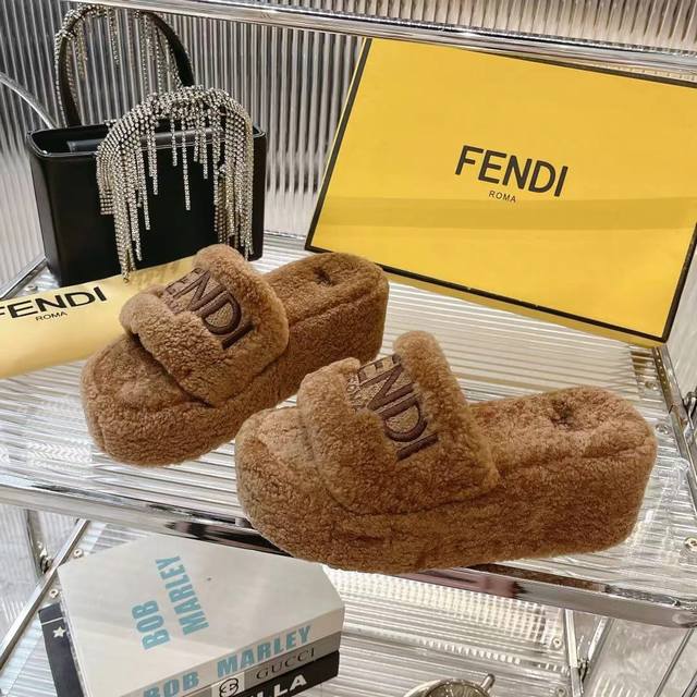 新款 Fendi 芬迪毛毛拖，专柜原装正版原版复刻爆款来袭今天给你们分享这款超火的 Fendi 芬迪毛毛拖！ 采用原版羊羔毛，质感无敌，摸上去那叫一个柔软舒服，