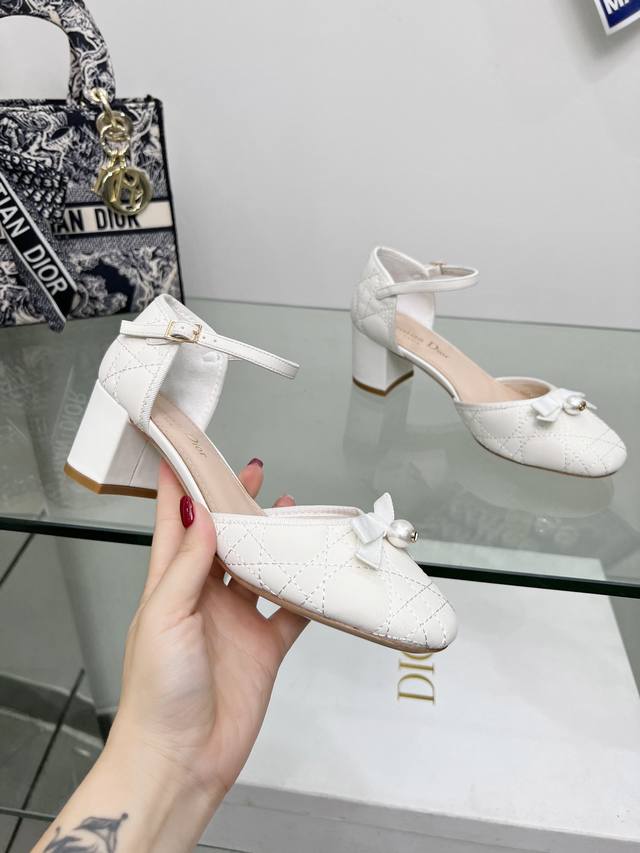 出厂 迪奥 Dior 2024春夏高定系列新款 Ballet 标志性电绣藤格纹低跟芭蕾舞女鞋 Cd字母logo珍珠扣粗跟蝴蝶结凉鞋 材质：进口金属羊皮 环保藤格