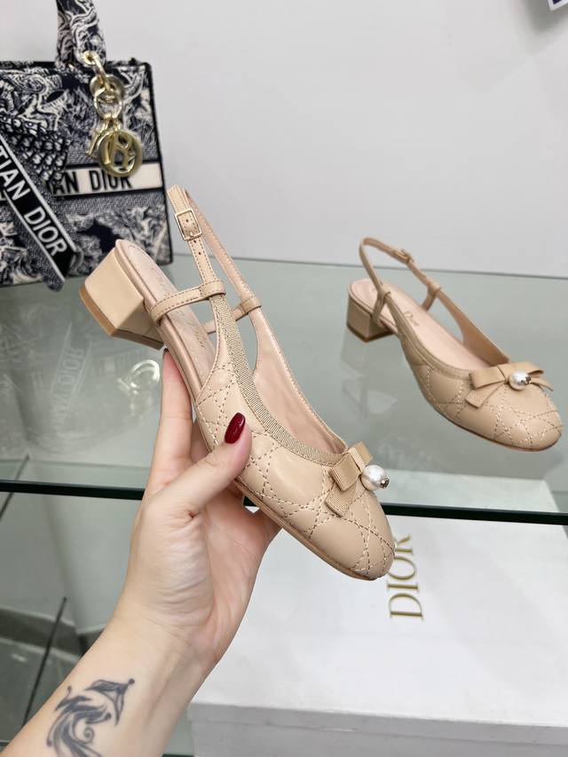 出厂 迪奥 Dior 2024春夏高定系列新款 Ballet 标志性电绣藤格纹低跟芭蕾舞女鞋 Cd字母logo珍珠扣粗跟蝴蝶结凉鞋 材质：进口金属羊皮 环保藤格