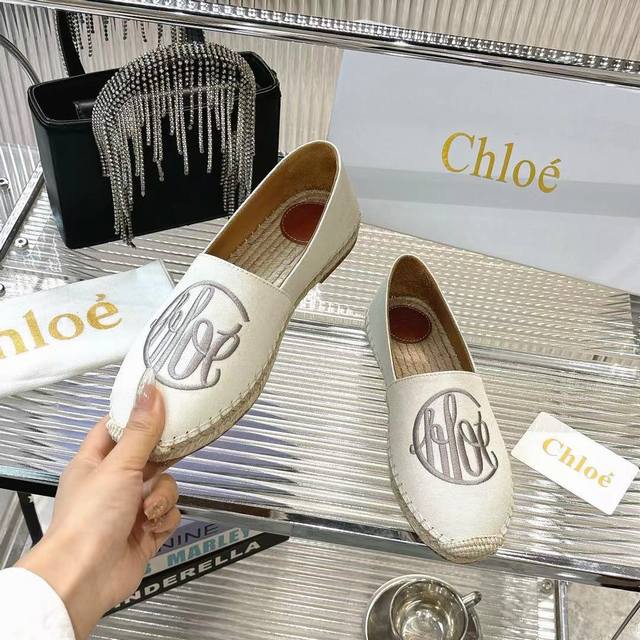 chloé渔夫鞋 材质：原版进口面料、牛皮内里 颜色：桔色、白色 码数：35-40 40订做不退换 Chloé渔夫鞋，简约独特，Logo采用刺绣工艺，低调但细节