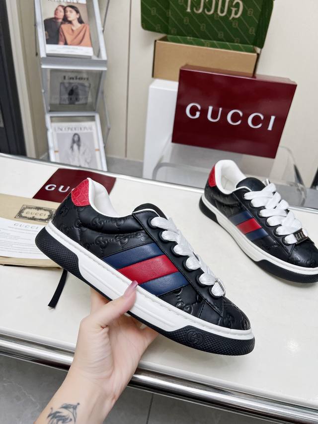 gucci4最新款顶级版本面包鞋重磅来袭。集合了经典小白鞋与古典元素，优美的线条搭配高端工艺，每一次的更新，都将引领时尚潮流。 配码：35-40 40 45