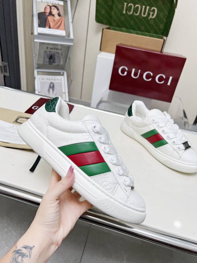 gucci4最新款顶级版本面包鞋重磅来袭。集合了经典小白鞋与古典元素，优美的线条搭配高端工艺，每一次的更新，都将引领时尚潮流。 配码：35-40 40 45