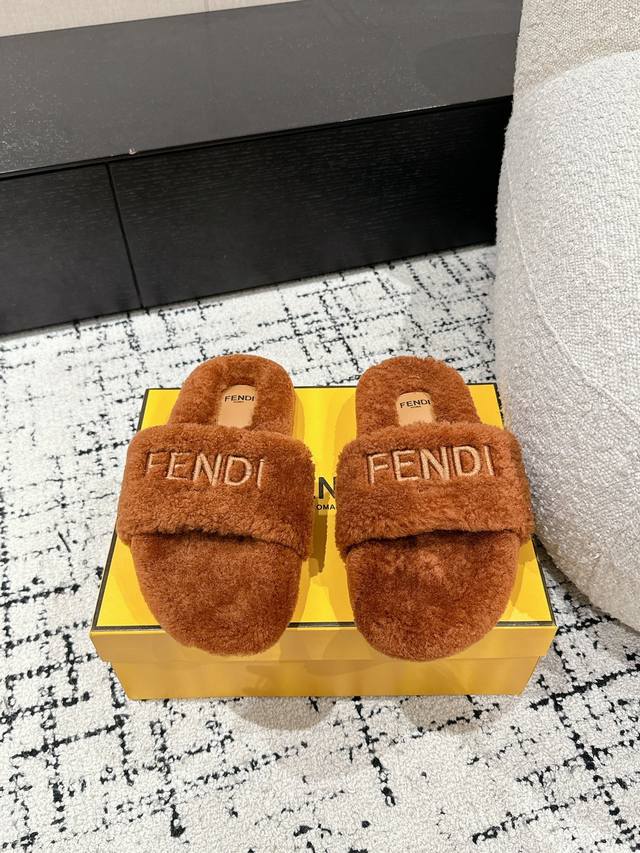 Fendi 芬迪 24 秋冬新款居家平底毛拖 懒人拖 好看好萌哒 羊羔毛材料，蓬松柔软，不易变形。区别于市场次级材料，大底:进口私模开出对版大底，质感超好。秋冬