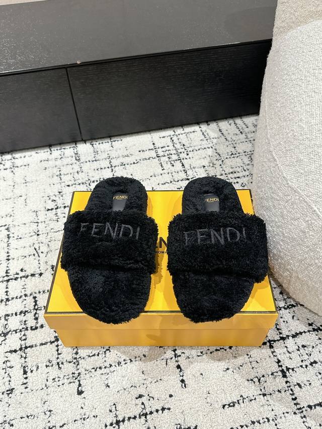 Fendi 芬迪 24 秋冬新款居家平底毛拖 懒人拖 好看好萌哒 羊羔毛材料，蓬松柔软，不易变形。区别于市场次级材料，大底:进口私模开出对版大底，质感超好。秋冬