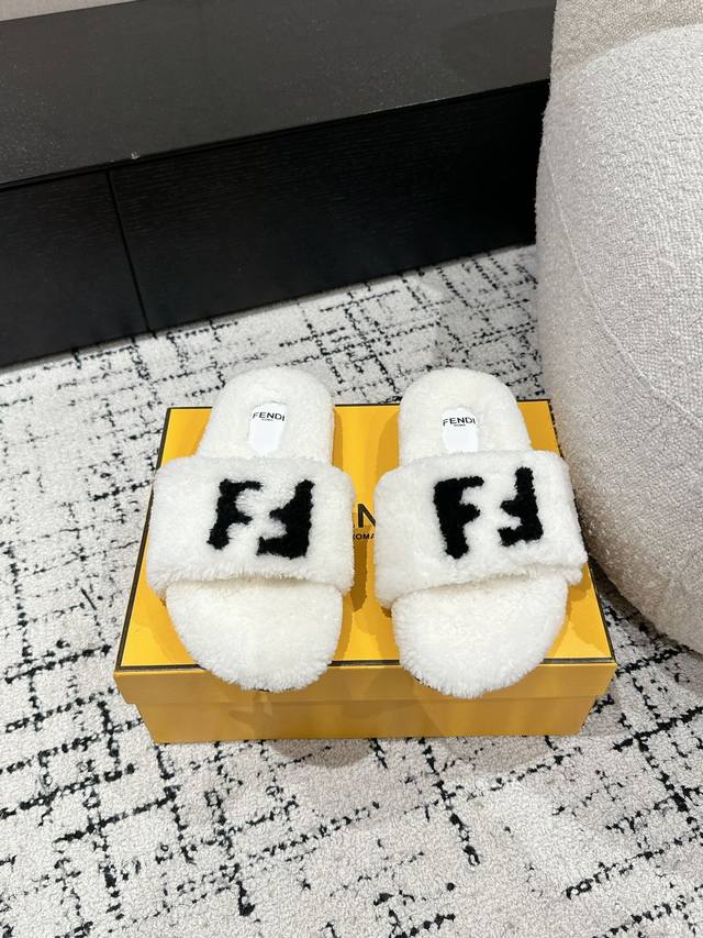 Fendi 芬迪 24 秋冬新款居家平底毛拖 懒人拖 好看好萌哒 羊羔毛材料，蓬松柔软，不易变形。区别于市场次级材料，大底:进口私模开出对版大底，质感超好。秋冬