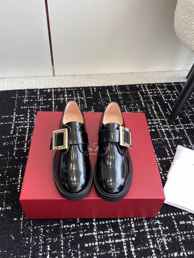 代购级 Roger Vivier 23款秋冬 Rv新款厚底乐福鞋都到现货了～带衬垫厚底踝靴帅气有型 锯齿形鞋底拥有强大的抓地力，确保步履稳健。 原装开边珠牛皮