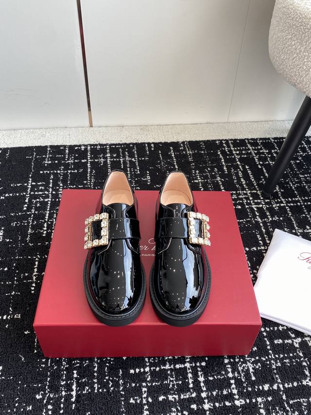 代购级 Roger Vivier 23款秋冬 Rv新款厚底乐福鞋都到现货了～带衬垫厚底踝靴帅气有型 锯齿形鞋底拥有强大的抓地力，确保步履稳健。 原装开边珠牛皮